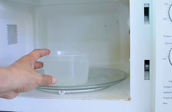 Clean-a-Microwave-With-a-Lemon-qwesa.ru-01