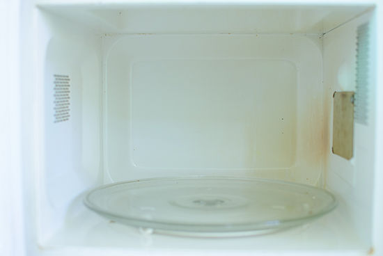Clean-a-Microwave-With-a-Lemon-qwesa.ru-03