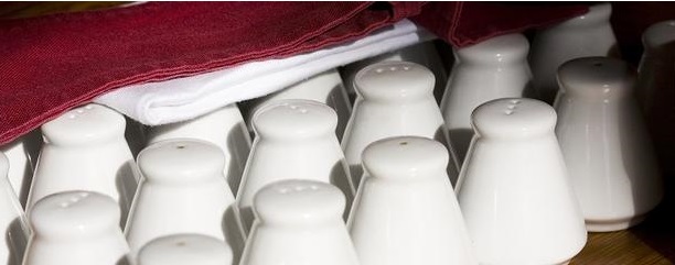 Как предотвратить засыхания соли в солонке?