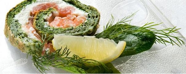 Как приготовить рулет с лососем? Рецепт рулета с лососем, шпинатом и вялеными помидорами