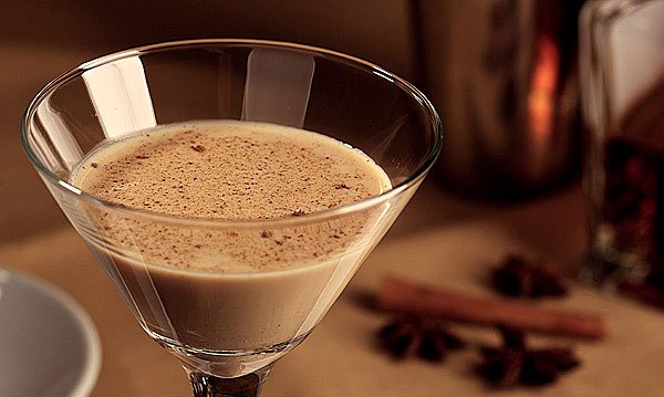 Как сделать освежающий коктейль из специй: перца чили, имбиря и мускатного ореха?