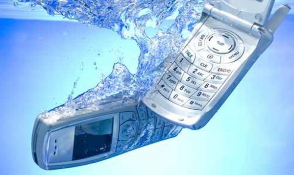 Как исправить поврежденный водой сотовый телефон?