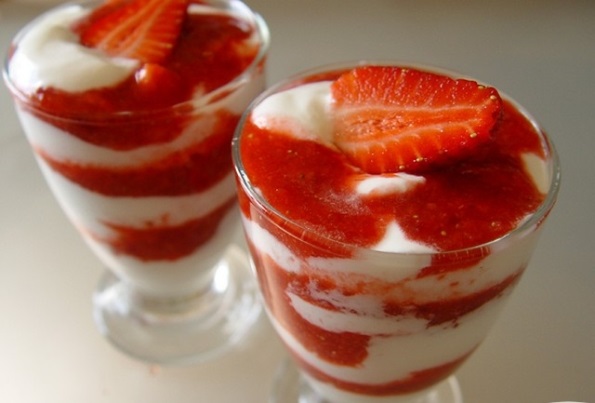 Как сделать десерт  «Клубника Романовых»?