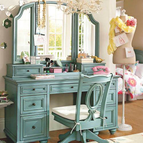 catchy-dressing-room-with-vintage-green-make-up-table-design-ideas